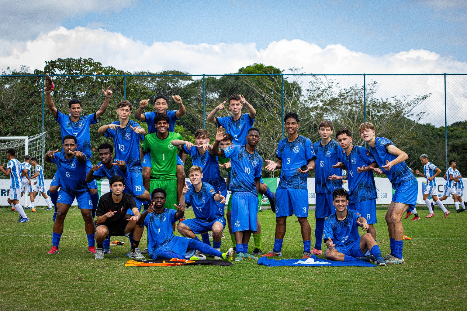 Estudantes-atletas catarinenses comemoram a campanha no JEBs Sub-18 de Futebol 2026