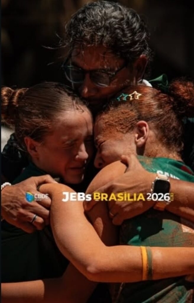 Luísa e Isabela celebram o título da Série Ouro no vôlei de praia feminino dos JEB’s Sub-14 2026.