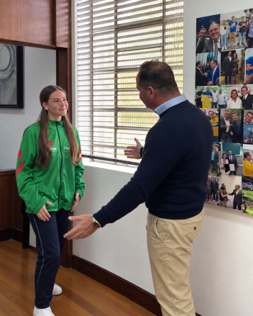 Atleta de Timbó é recebida após representar Santa Catarina nos JEBs Sub-14 2026